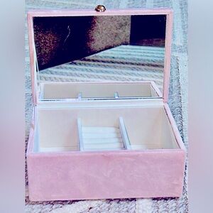Elegant Pink Velvet Jewelry Box. Quilted Style W Gold Studs.
7.5 in. X 5 in